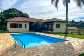 Casa de campo c piscina e natureza em Mairinque SP
